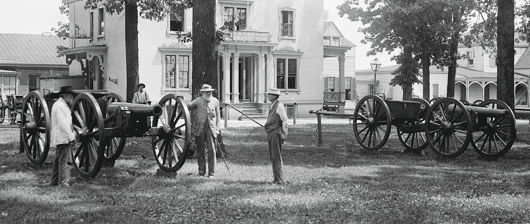 Grizzled vets pose with a cannon on the lawn at Camp Lee, Virginia in 1908. Image: Library of Congress.