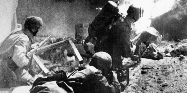 German paratroopers face heavy fire during their 1940 attack on Belgium's Fort Eben Emael. (akg-images)