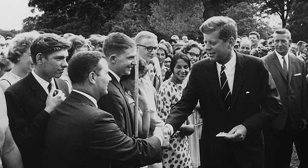 President John Kennedy meets with one of the first groups of Peace Corps volunteers. White House lawn, Aug. 11, 1961 (Alamy).