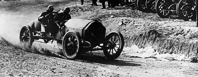 American driver William Knipper and "mechanician" Robert Muller skid around the banked Massapequa turn in a Chalmer-Detroit racing car in the 1909 Vanderbilt Cup. (©Alamy)