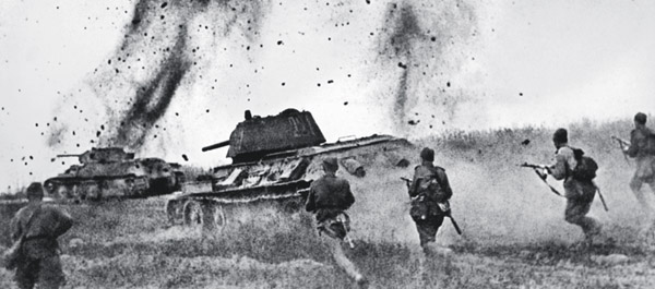 Soviet infantry and T-34/76 tanks charge the German line at Kursk. (akg-images/RIA Nowosti)